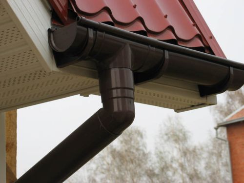 Как установить водосточную систему своими руками на готовую крышу