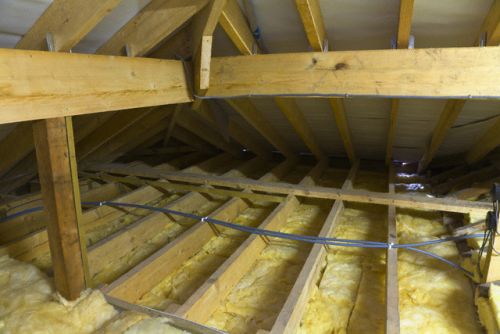 Как сделать наружное утепление потолка в деревянном доме?