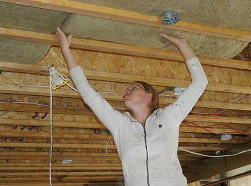 Как выровнять потолок в деревянном доме своими руками