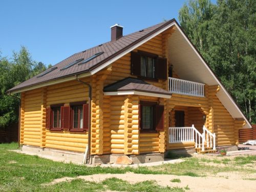 Покраска дома из оцилиндрованного бревна