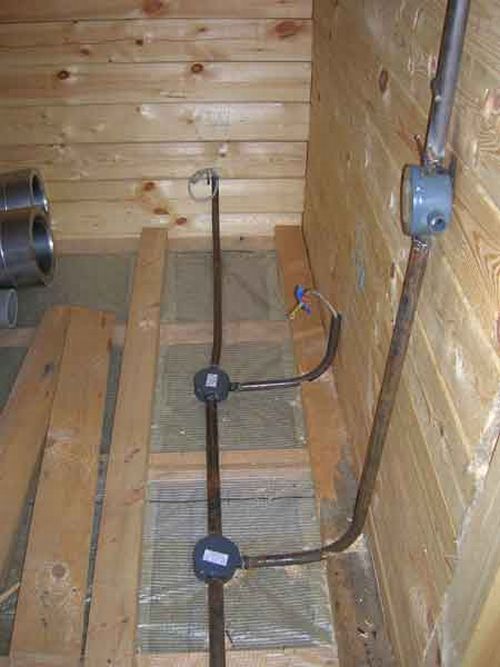 Как скрыть электропроводку в деревянном доме?